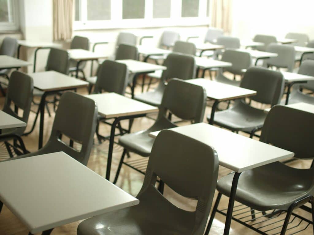 photo of empty classroom with desks and chairs representing the negative impact of Bill 124 on unionized teachers